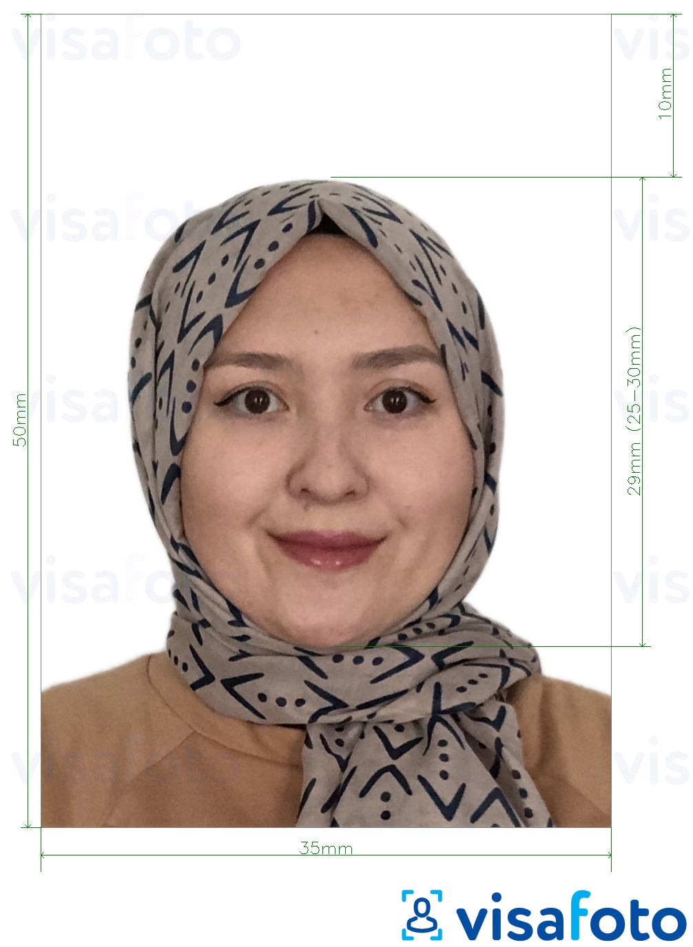Voorbeeld van foto voor Maleisië Paspoort 35x50 mm witte achtergrond met exacte maatspecificatie